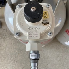 空ガスボンベ　8kg×2本 +レギュレータ(圧力調整器)