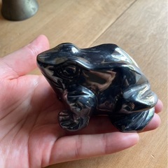 ヘマタイトカエルの置物