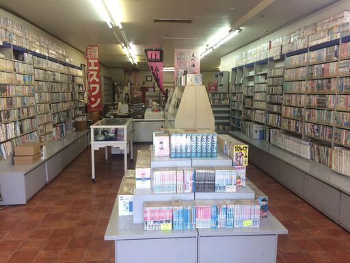 古本店一式、直ぐ始められます。スチール製本棚、ショーケース、カウンターテーブル、コミック等商品全て、備品一式等です。
