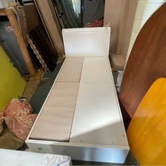 【リサイクルサービス八光】幅97㎝　ホワイト　1口コンセント・収納付きシングルベッド枠 リサイクルサービス八光】幅97㎝ ホワイト 1口コンセント・収納付き