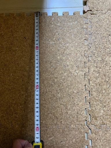 230枚ほどと端数と端　18畳ほどのLDKの8割ほどを覆ってました