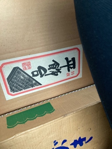 だいぶ古い、付属品の多い人形になります。