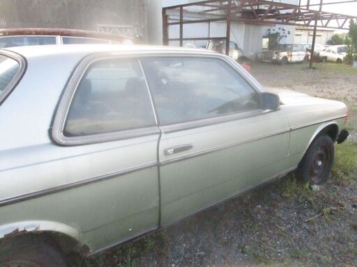 80年式280Eラピスブルー入庫しました。 当社管理車両ですので車は 