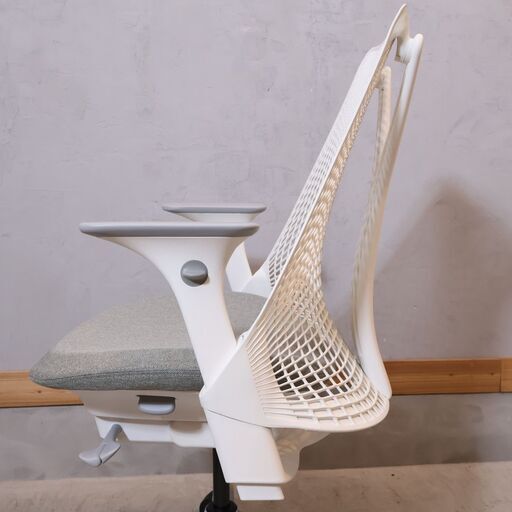 HermanMiller(ハーマンミラー)よりSayl Chair(セイルチェア)です！自然な姿勢を保つようにサポートするサスペンションバックにより、長時間のオフィスワークでも活躍するデスクチェア♪