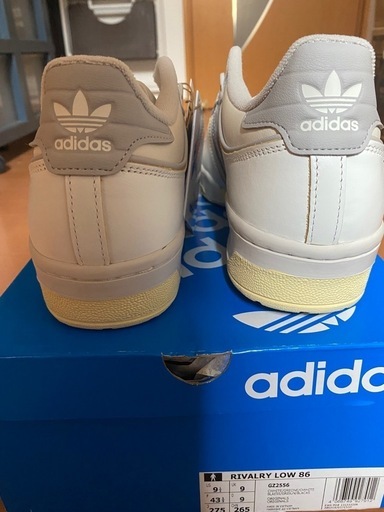 adidas  スニーカー