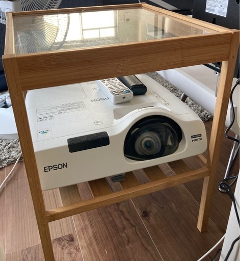 IKEAのサイドテーブル付き！プロジェクター