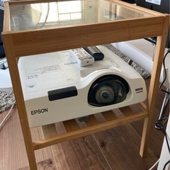 IKEAのサイドテーブル付き！プロジェクター