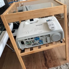 IKEAのサイドテーブル付き！プロジェクター