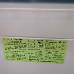 SHARP✨2ドア冷蔵庫✨SJ-15E-B✨152Ｌ✨2022年製✨ブラック・美品・動作確認済(保証３ヵ月）・洗浄・除菌済み✨USED品【こちらは店舗です。浜村鹿野温泉ICから3分 買取本舗 宮本リサイクル 営業時間9～19時 定休日水曜のみ】
