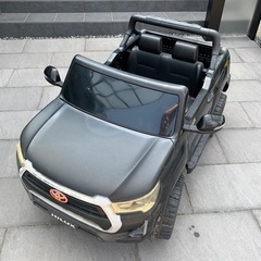 TOYOTA トヨタ　ハイラックス　電動車　電動カー　子供　乗り物　リモコン付き　2人乗り