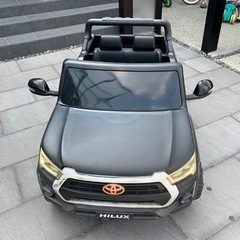 TOYOTA トヨタ　ハイラックス　電動車　電動カー　子供　乗り物　リモコン付き　2人乗り