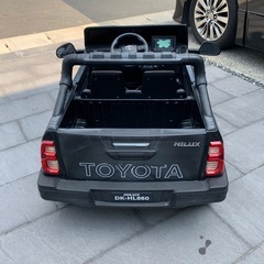 TOYOTA トヨタ　ハイラックス　電動車　電動カー　子供　乗り物　リモコン付き　2人乗り