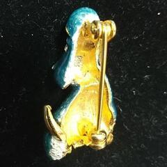 K18刻印入り 犬のホーロー仕上げブローチ