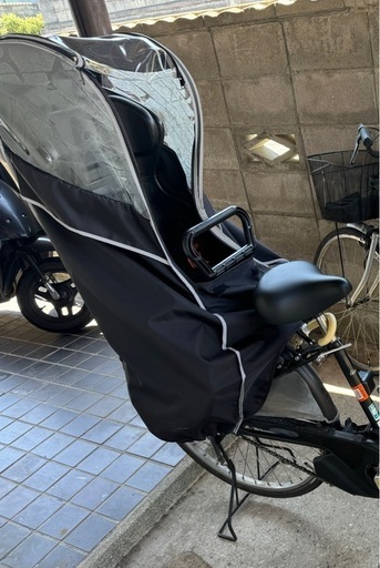 子供用椅子と椅子用レインカバ\n