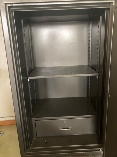 2台の金庫内1台はcrown safe 505金庫