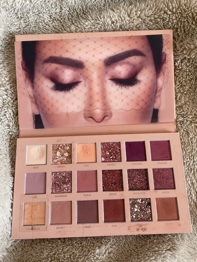 HUDA  BEAUTY  アイシャドウパレット