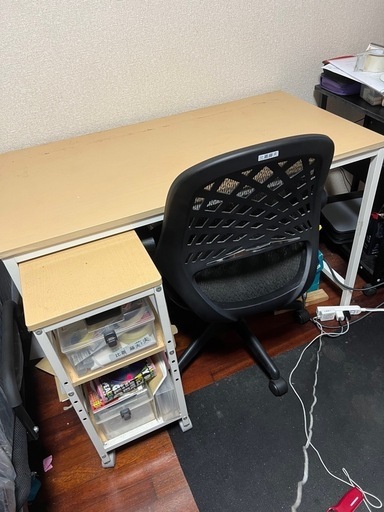 パソコンデスクとチェアー\n