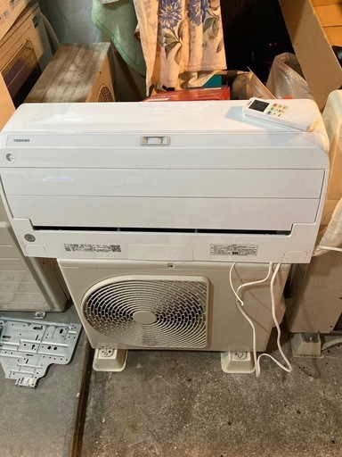 東芝　ルームエアコン　RAS-J221RBK 2.2kw 22年式