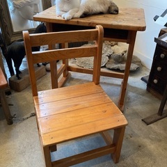 昔の小学校の机 昔の小学校の机と椅子