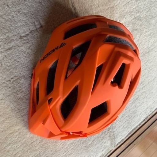 新品の自転車用のヘルメット