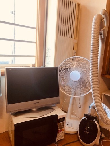 取引き中です15日まで！！　一人暮らしの5点セット　コイズミ窓型エアコン　パナソニック テレビVIERA 　ゼピール 電子レンジ　三菱紙パック掃除機　扇風機　　ご希望があれば洗濯機もどうぞ