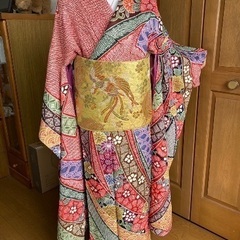 総絞りの大変豪華な振袖のセットです。 成人式・結婚式・正装に