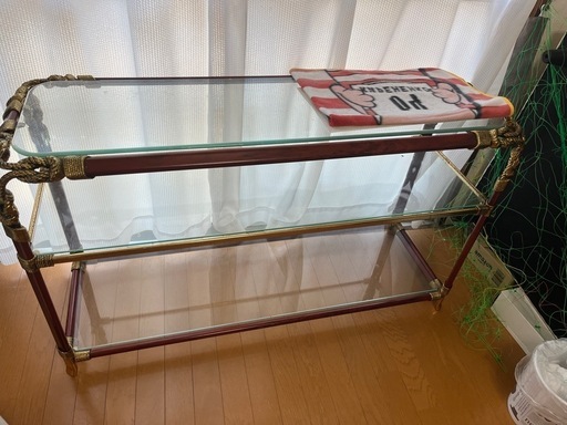 ガラスの飾り棚