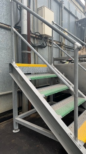 トラックバース階段 倉庫階段