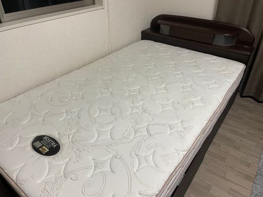 セミダブルベッドです。