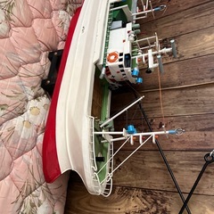 大きい漁船の模型