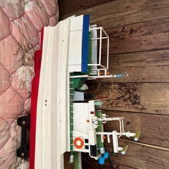 大きい漁船の模型