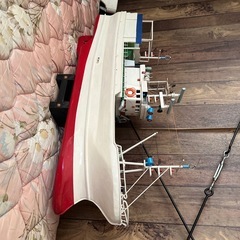 大きい漁船の模型