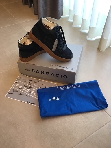 新品スニーカー（SANGACIO）24.5センチ紺色