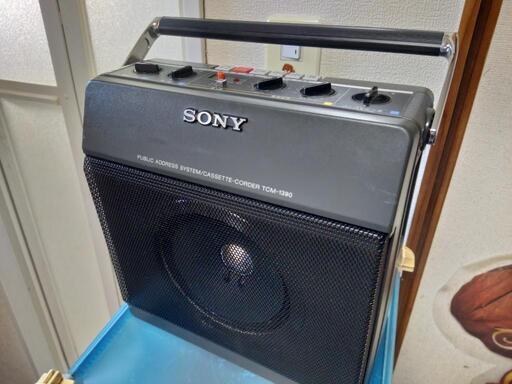 希少名機ソニーポータブルカセットレコーダー TCM-1390 拡声機能を内蔵 出品にあたりベルト交換済み　各グリースアップ済みで安心です。\nSONY ソニー TCM-1390 テープレコーダー 語学、英語教育などに最適！