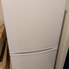 【IRISOHYAMA/アイリスオーヤマ 2ドア冷蔵庫】美品 2023年製 IRSD-14A-W 家電 キッチン 冷蔵冷凍庫 右開き 142L