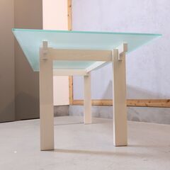 イタリアの高級ブランドCassina ixc.(カッシーナ イクスシー)のBLOOM(ブルーム) ダイニングテーブルです。伝統的な木組みフレームにホワイトのガラス天板がダイニングを洗練された空間に♪