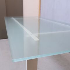 イタリアの高級ブランドCassina ixc.(カッシーナ イクスシー)のBLOOM(ブルーム) ダイニングテーブルです。伝統的な木組みフレームにホワイトのガラス天板がダイニングを洗練された空間に♪