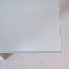 イタリアの高級ブランドCassina ixc.(カッシーナ イクスシー)のBLOOM(ブルーム) ダイニングテーブルです。伝統的な木組みフレームにホワイトのガラス天板がダイニングを洗練された空間に♪