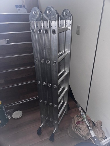 折りたたみ式大型ハシゴ