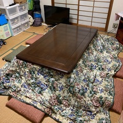 綺麗な家具調こたつセット。掛け布団、布団カバー、敷布団、布団6枚付き。