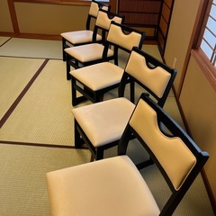お座敷椅子五脚です
