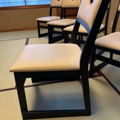 お座敷椅子五脚です