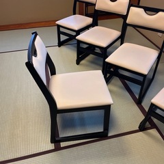 お座敷椅子五脚です