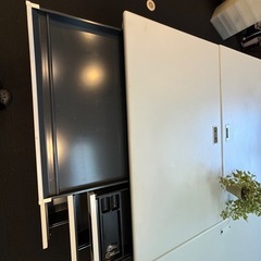 ⑥PLUS ピュアホワイトデスク片袖3段にセンタートレー付き、鍵付属のため