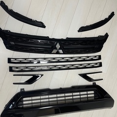 デリカD5シャモニー　純正グリル 三菱（MITSUBISHI） (ZMT)ブラックアウトグリル(標準車用)「ミツビシ