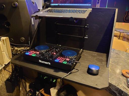 Numark DJコントローラー スピーカー内蔵DJミキサーニューマーク Party Mix Liveと\nＤＪコントローラー用ＤＪブース(黒)＆DJパソコンラック
