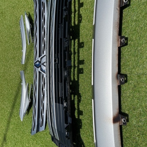 新型デリカD5 フロントグリル周り一式、ロワーバンパー、 チッピング塗装品 新型デリカD5 フロントグリル周り一式 ロワーバンパー チッピング塗装