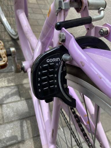 バスケットとデジタルロック付きの良好な状態の自転車