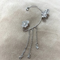 イヤーカフ  アクセサリー　ピアス　蝶