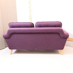 展示品◆ADAL(アダル)社のバックス 2人掛けソファです。丸みを帯びたフォルムが優しい印象のラブソファー。オーク材のナチュラルなフレームとパープルのファブリックがインテリアのアクセントに
